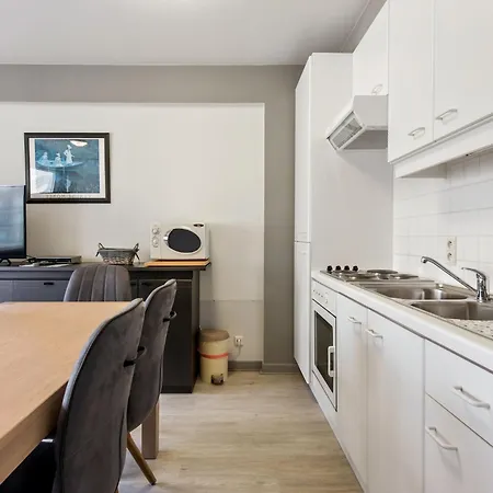 Cozy In Belgium With Parking, Cleaning Included Lägenhet